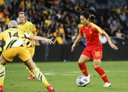 开云体育官方网站-斗志昂扬，女足球员在比赛中力争进球的简单介绍