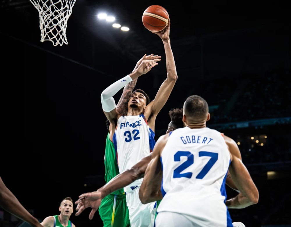 凯尔特人B队爆冷美国男篮，巴图姆完成帽子戏法