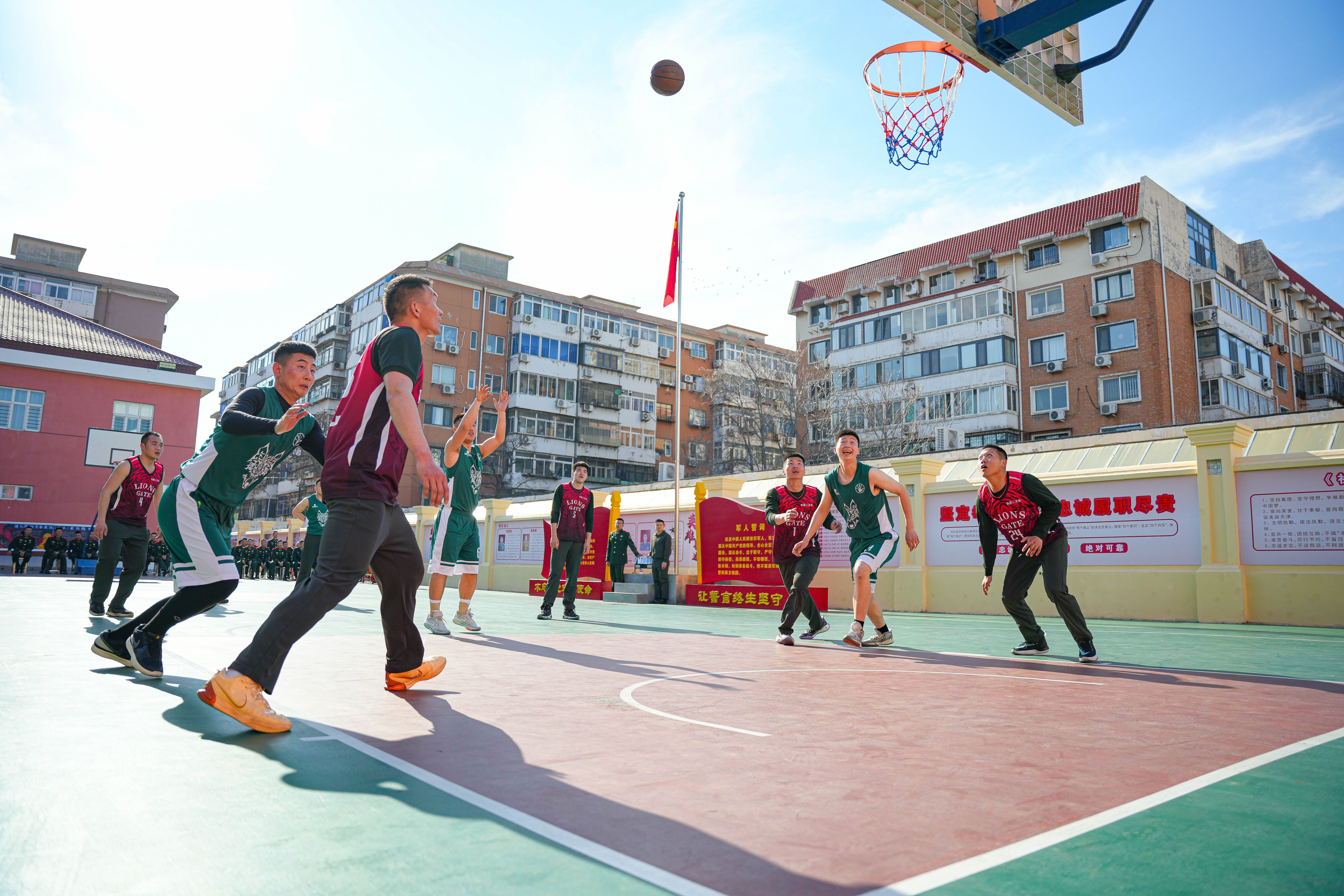 关于职业篮球联赛争锋激烈，异常紧张的信息