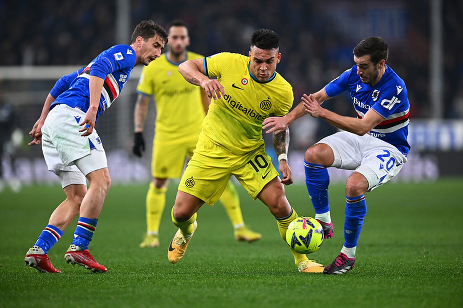 包含那不勒斯主场力克桑普多利亚，士气大振的词条