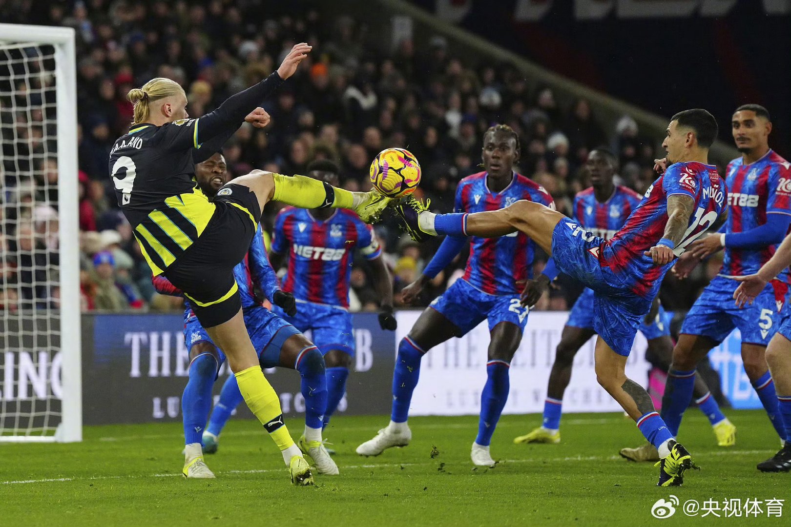 包含曼城轻取丹麦，阿圭罗统治全场的词条