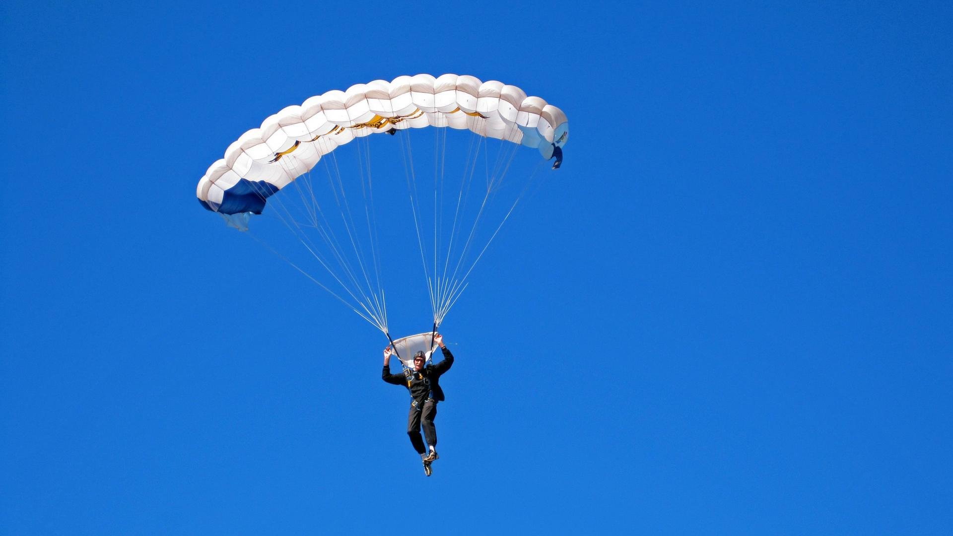 勇士鏖战上海队，克莱带队取胜